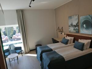een hotelkamer met een groot bed en een groot raam bij Pilot Airport Hotel in Vantaa