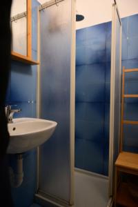 アラッシオにあるCasina Da Vinci, monolocale ecosostenibileの洗面台とシャワー付きのバスルーム +9枚の写真