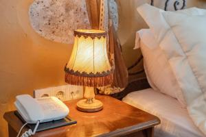 アラカティにあるErendira Hotel - Special Categoryのベッド横のテーブルの上に灯り