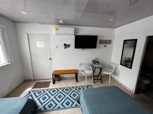 Un televizor și/sau centru de divertisment la Kalathea Casa