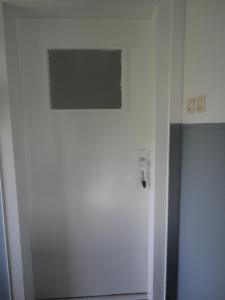 eine weiße Tür mit einem Fenster in einem Zimmer in der Unterkunft Ferienwohnungen Stella, Adrián in Saarbrücken