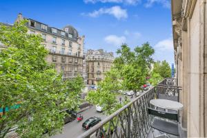 uma vista para uma rua da cidade a partir de uma varanda em Blue Nights Apartments - Sébastopol em Paris