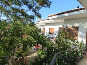 Сад в The Mesaktis River Rooms 1