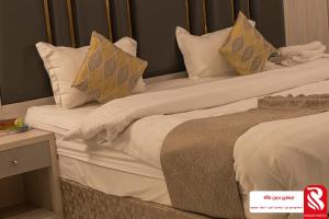 two beds in a hotel room with pillows at سيتى للشقق المخدومة in Jeddah