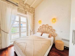 Postel nebo postele na pokoji v ubytování Alaçatı Köyiçi Agrilia House