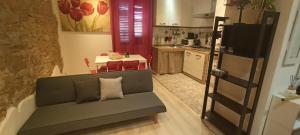 a living room with a couch and a kitchen at casa erica in Piombino