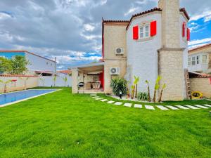 Bazén v ubytování Alaçatı Köyiçi Agrilia House nebo v jeho okolí