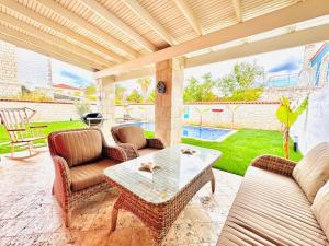 Bazén v ubytování Alaçatı Köyiçi Agrilia House nebo v jeho okolí