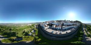 uma vista aérea de uma casa no topo de uma colina em El-Rei Dom Manuel Hotel em Marvão