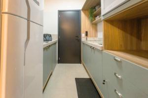 a kitchen with a door in the middle of it at Apartamento Luxo Central - CA704 in Maringá