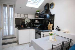 Kuchyň nebo kuchyňský kout v ubytování Appartement Royale 2 Pièces de 35 m2 + 21 fotografií