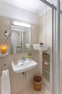 ein Bad mit einem Waschbecken und einer Dusche in der Unterkunft Getreidegassen Appartements in Salzburg