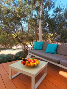 un bol de fruta en una mesa del patio en Eden Lady Mobile Home, Croatia, Drage, en Drage