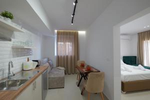Η κουζίνα ή μικρή κουζίνα στο Villa Henrik 77 Saranda Centrum