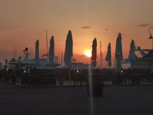 O nascer ou o pôr do sol visto a partir do aparthotel