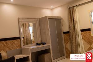 a bathroom with a mirror and a dressing table at سيتى للشقق المخدومة in Jeddah