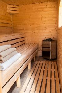 una sauna de madera con un banco en una cabaña en Kalinowe Wzgórza, en Charzykowy