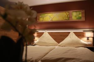 een bed met witte kussens in een hotelkamer bij Weinhaus Gräfen in Cochem