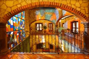 ein Tor in einem Gebäude mit einer Mosaikwand in der Unterkunft Hotel Santa Irene in Cholula de Rivadavia