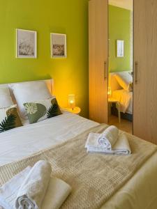 Un dormitorio con dos camas con toallas encima. en Appartement calme, parking privé, en Schiltigheim