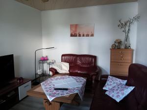 een woonkamer met een bank en een salontafel bij Bungalow 2 am Donnerberg in Sewekow in Sewekow