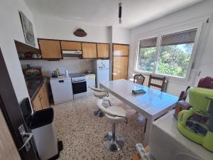 Η κουζίνα ή μικρή κουζίνα στο Les mûriers - Etage complet d'une grande maison avec jardin