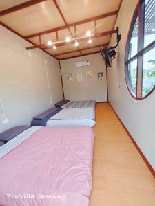 מיטה או מיטות בחדר ב-PhuVilla Camping