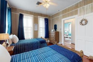 Giường trong phòng chung tại Galveston Getaway