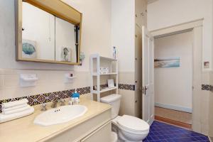 Phòng tắm tại Galveston Getaway +11 ảnh