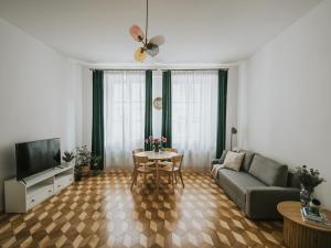 un soggiorno con divano e tavolo di S18 Apartments a Cracovia