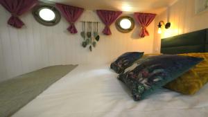 Letto o letti in una camera di Péniche Spa Le Makara - Avignon