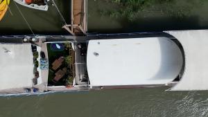 una barca con la porta aperta sull'acqua di Péniche Spa Le Makara - Avignon ad Avignone