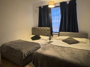 Postel nebo postele na pokoji v ubytování Fleetway Private Quadraple Room in Central London