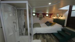 Letto o letti in una camera di Péniche Spa Le Makara - Avignon