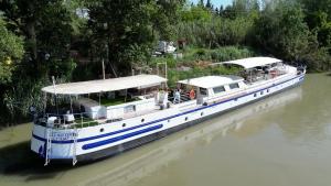 una barca in acqua su un fiume di Péniche Spa Le Makara - Avignon ad Avignone
