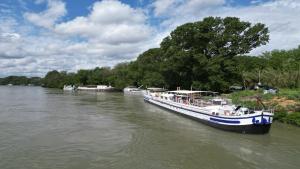 una barca è ormeggiata su un fiume di Péniche Spa Le Makara - Avignon ad Avignone