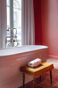 wanna z ręcznikiem na stołku w łazience w obiekcie The Bank 1869 - Unique guestrooms in the historic center of Bruges w Brugii
