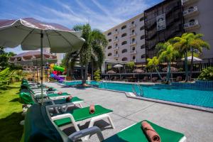 un hotel con una piscina con tumbonas y sombrillas en Sabai Sabana, en Pattaya central