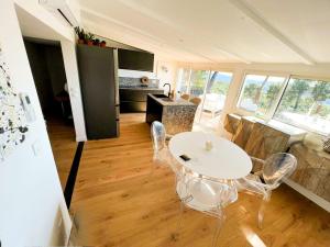 Chalet, Oasis et vue mer,proxi circuit Paul Ricardにあるキッチンまたは簡易キッチン