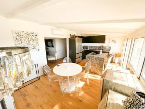 Chalet, Oasis et vue mer,proxi circuit Paul Ricardにあるキッチンまたは簡易キッチン