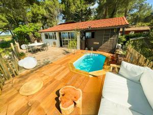 ル・カステレにあるChalet, Oasis et vue mer,proxi circuit Paul Ricardの裏庭(スイミングプール、家あり)