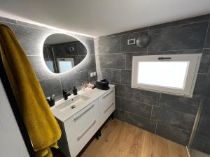 ル・カステレにあるChalet, Oasis et vue mer,proxi circuit Paul Ricardの洗面台と鏡のあるバスルーム