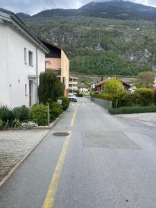 una strada vuota in una città con una montagna di Studio Glishorn Blick a Brig