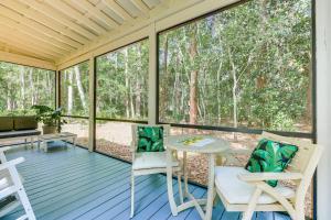 a screened in porch with a table and chairs at Rural Retreat! Florida Cottage with Screened Patio in Pine Bluff