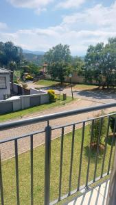 - Balcón con vistas a la calle en Nelspruit holiday house, en Mataffin