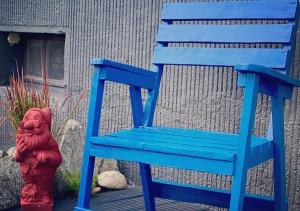 a large blue chair sitting next to a red dog statue at Zuhause in Kehl am Rhein