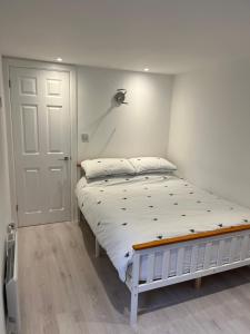 sypialnia z łóżkiem z białą ramą w obiekcie Elmwood Lodge w mieście Kent