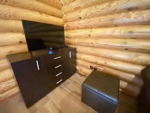 Pokój z drewnianą ścianą z drzwiami i stołkiem w obiekcie Wood house Halkidiki w mieście Nea Fokea