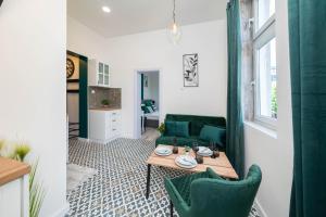 A seating area at Apartment in the Heart of the Top Center