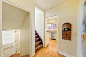 pusty korytarz ze schodami w domu w obiekcie The Brandy Alexander w mieście Boise